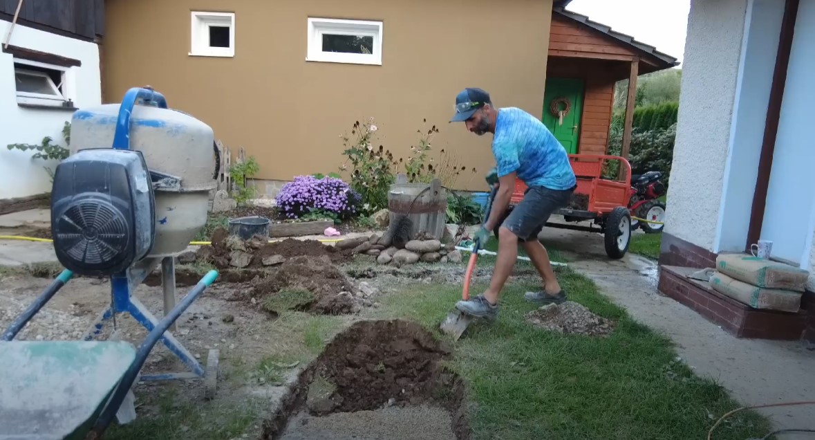 Dôležitým krokom bolo vyznačenie, kadiaľ bude viesť nový chodník. Na danom mieste sa vykopala zemina do hĺbky asi 15 cm.