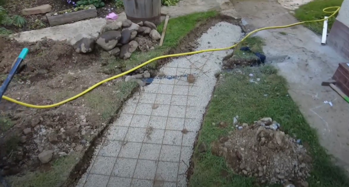 Do takto vykopaného základu išla 5 cm vrstva štrku frakcie 16/32, na ktorú sa položili kari siete tak, aby neboli uložené priamo na štrkovom lôžku.