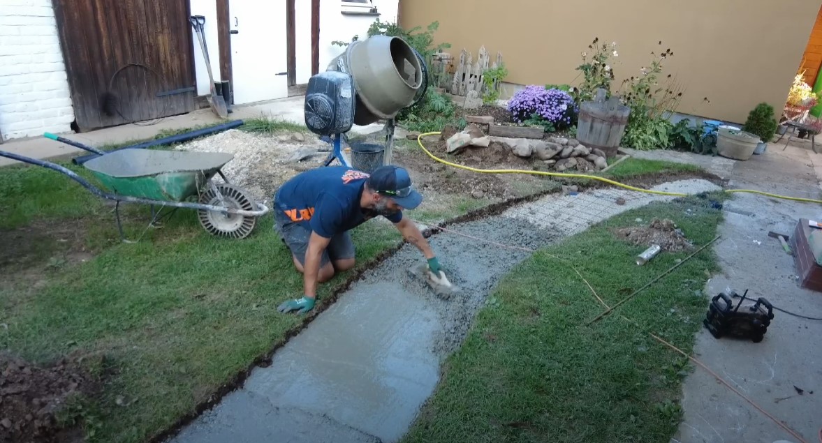 Na takto pripravený podklad sa mohol vyliať betón, ktorý sa následne pomocou hladila vyrovnal. 