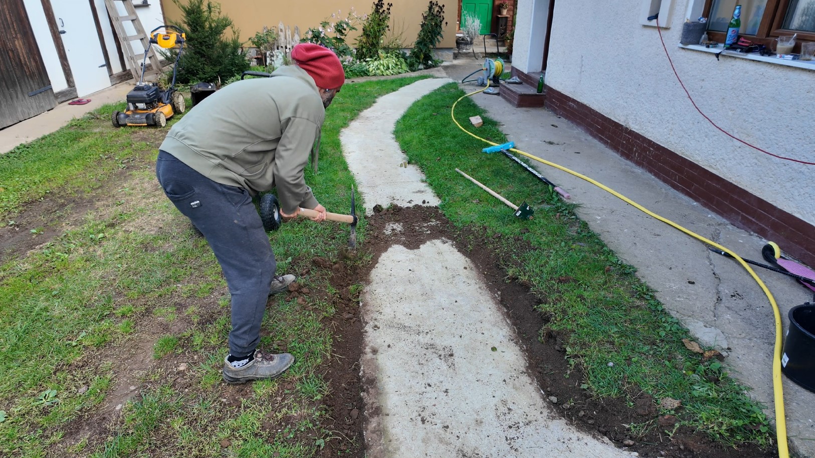 Keď bol betónový základ dokončený, Lukáš obkopal okraje základu. 