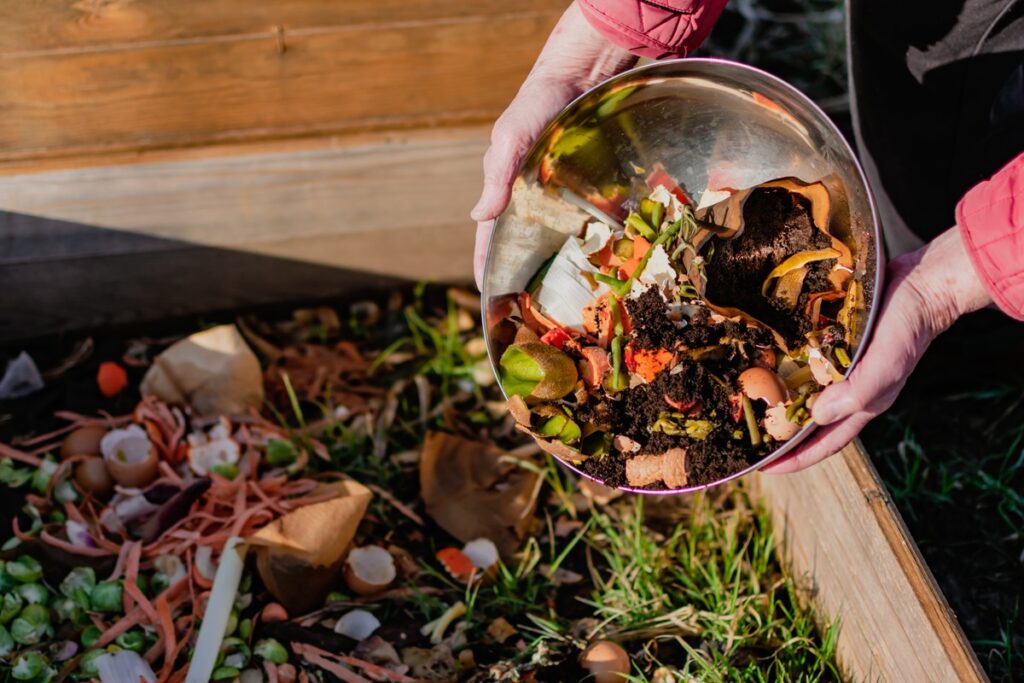 Curated visual reference: Weekly Composting Routine Reference: Vermikompostovanie