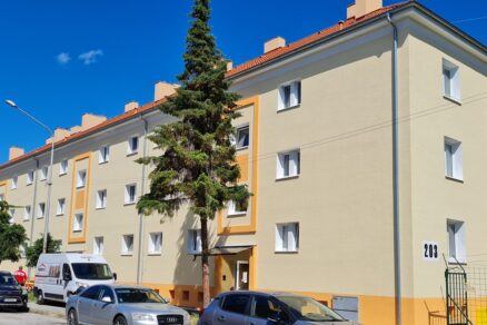 Bytovka s novou fasádnou omietkou