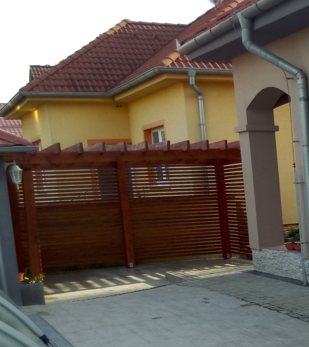 Letná pergola pri dome