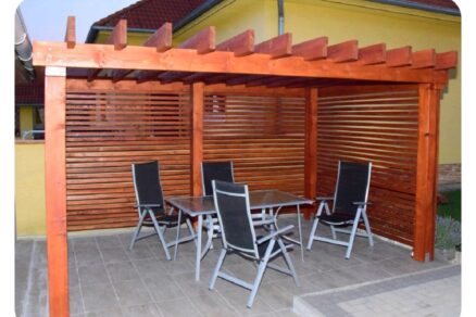 Letná pergola pri dome