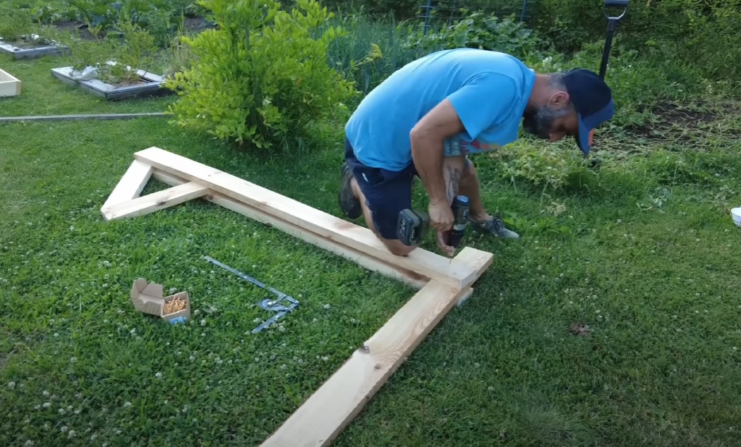Vo vrchnej časti si medzi dosky „sendvičovej“ stojky vložte krokvu č. 6 a pripevnite ju drevoskrutkami.