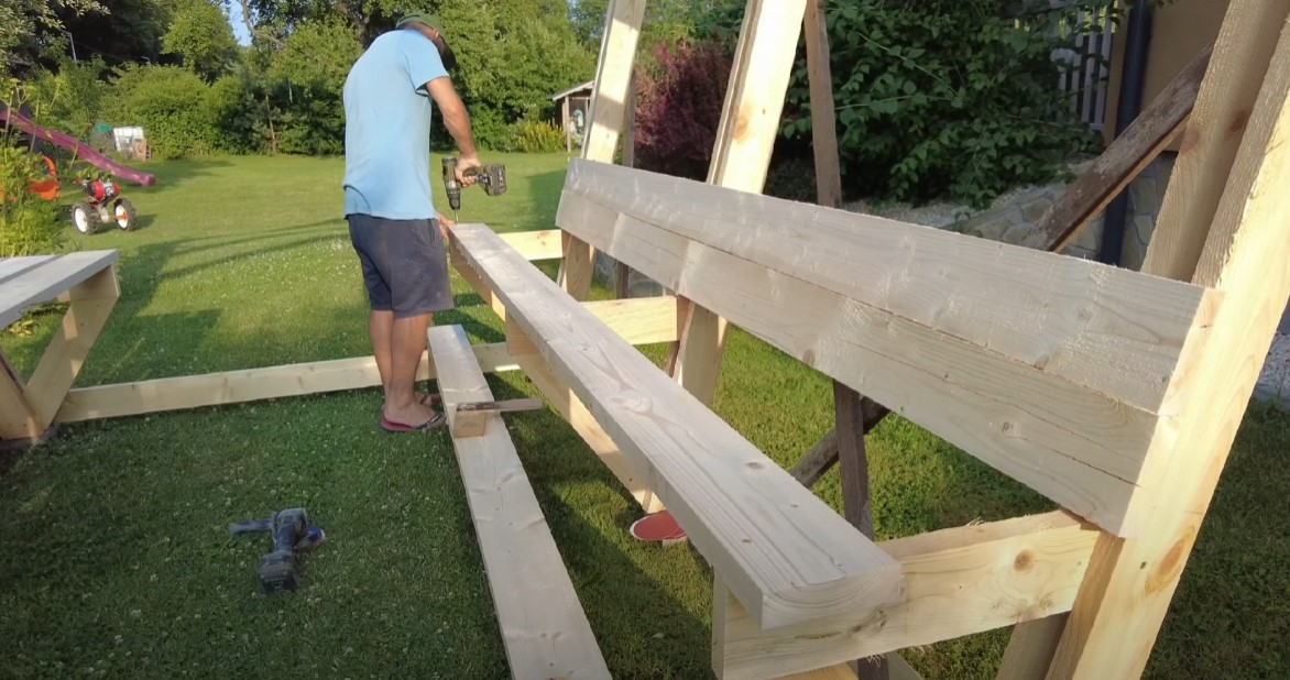 Na dosku č. 4 si uložte dosky č. 7, ktoré budú tvoriť sedaciu časť.