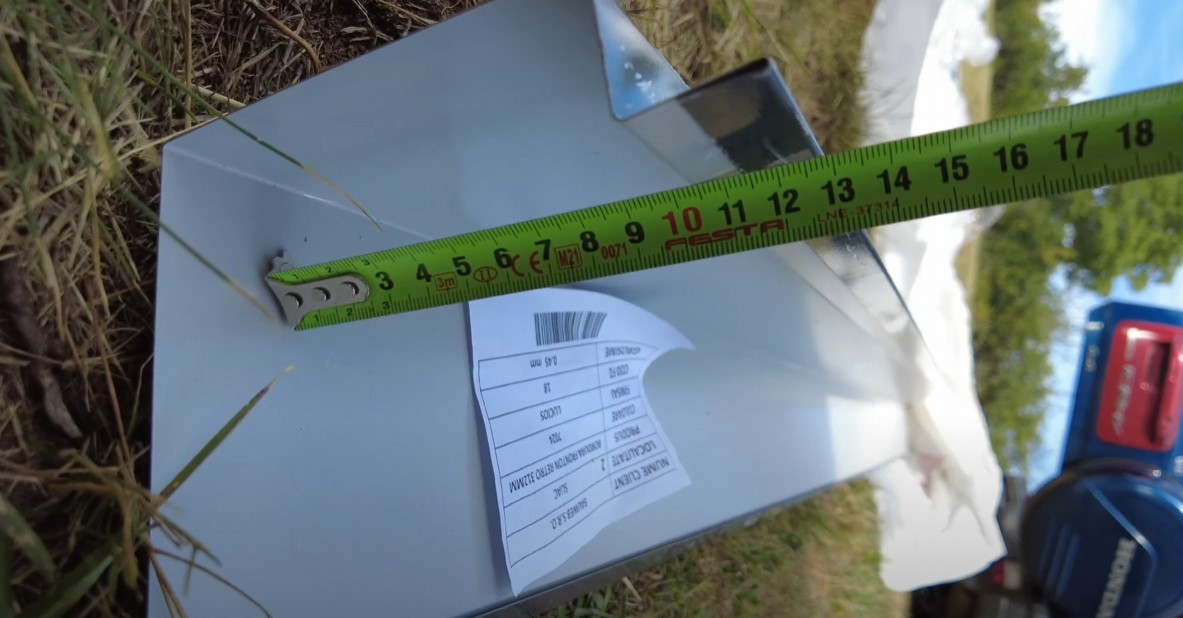 Po montáži krytiny si zamerajte prekrytie okrajového plechu. V tomto prípade 10 cm.