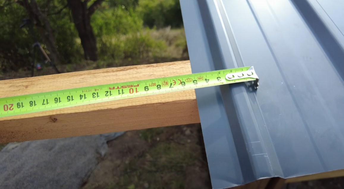 Nameranú dĺžku 10 cm si zamerajte od prvého výstupu krytiny po strešnú latu.