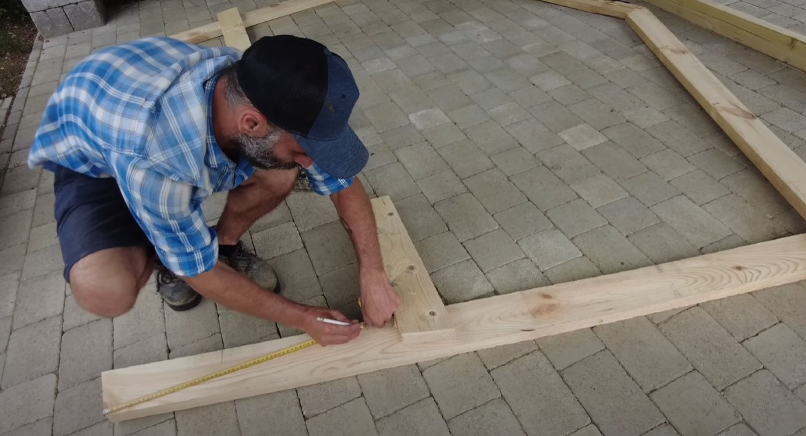 Od spodnej časti dosky č. 3 si namerajte dĺžku 50 cm.