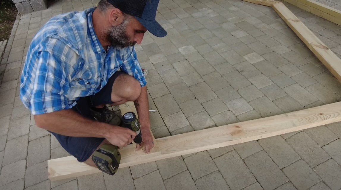 Drevoskrutkami 4 × 70 mm si pripevnite pod vyznačenú rysku dosku č. 4. 