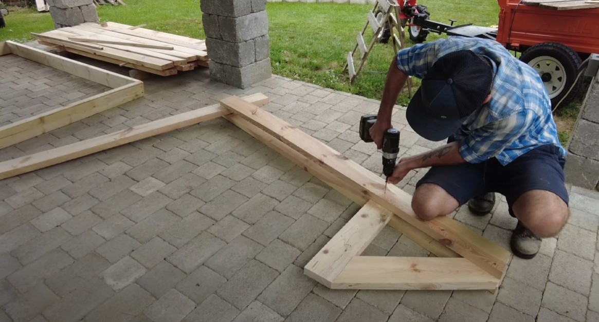 Na takto pripravené dosky si pripevnite dosku č. 3 s použitím drevoskrutiek s rozmerom 4 × 100 mm. Vytvoríte tak „sendvičovú“ konštrukciu. 