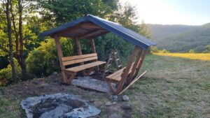 Bez betónu a kotiev! Ako si postaviť šikovný záhradný prístrešok s nákladmi do 400 €