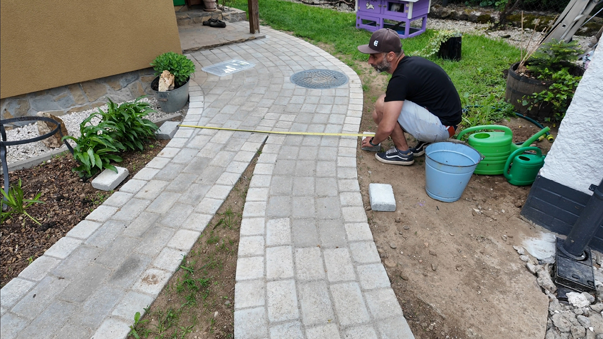 Ako prvé by ste mali určiť miesto, kde bude pergola stáť. Miesta na uloženie stojok pergoly si vyznačte, priestor zamerajte a vyhotovte si nákres.