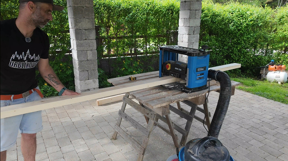 Aby ste minimalizovali náklady na výrobu, použite surové rezivo, ktoré si ohobľujete. Ak nemáte hobľovačku, môžete siahnuť po už hobľovanom rezive, musíte však počítať aj s dvojnásobnými nákladmi.