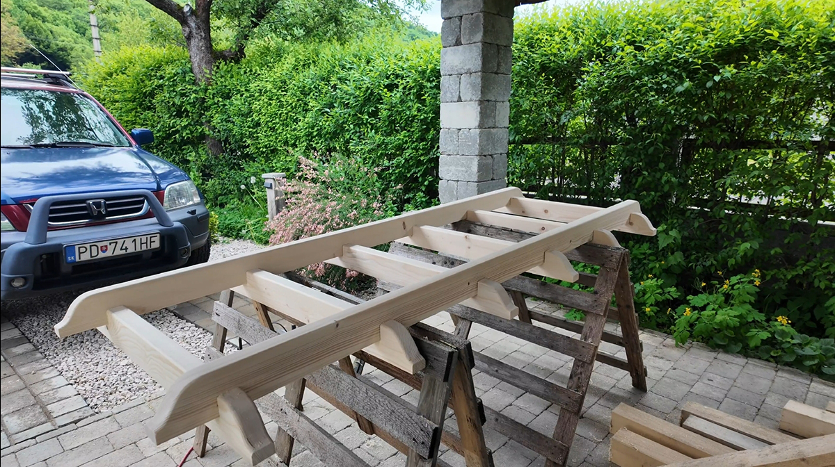 Po dokončení montáže prebehnite spomínané hrany hornou frézkou a tým uzavriete prácu na vrchnej časti pergoly.