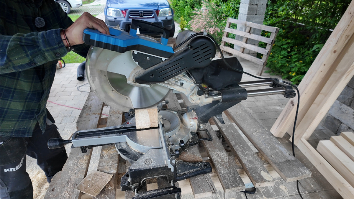 Štyri hranoly s rozmerom 100 × 100 mm si skráťte na rovnakú dĺžku – v tomto prípade na 2 180 mm.