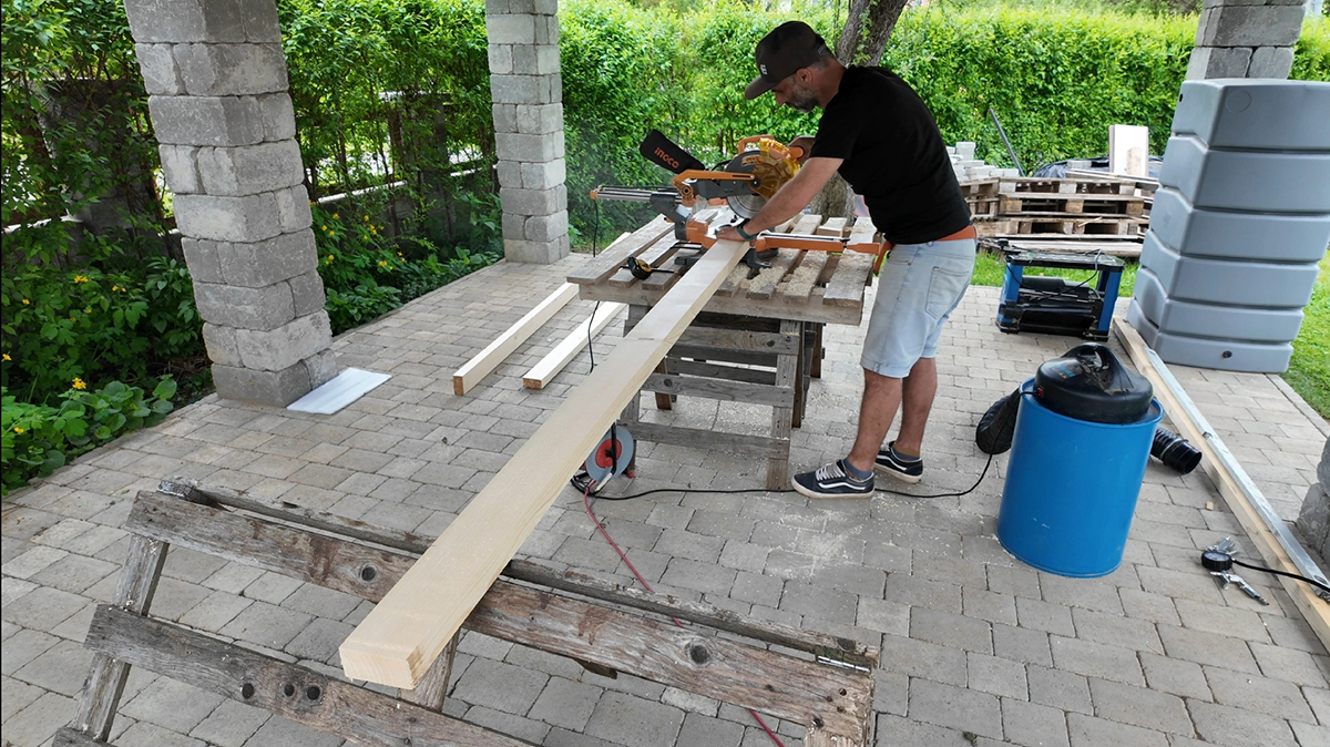 Pergola bude pozostávať z troch častí: stĺpy (č. 1), vrchná časť (č. 2, 3) a výplne (č. 4). Najskôr sa pustite do výroby vrchnej časti a napíľte si dva kusy hranolov (2) s rozmermi 50 × 100 × 2 400 mm. 