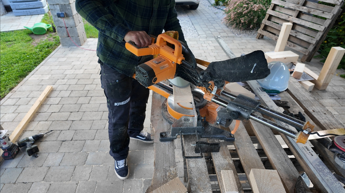 Z hranolov s rozmerom 50 × 100 mm si napíľte štyri kusy s dĺžkou 500 mm, ktoré použijete na zavetrenie celej konštrukcie. Na koncoch ich napíľte pod uhlom 45 stupňov.