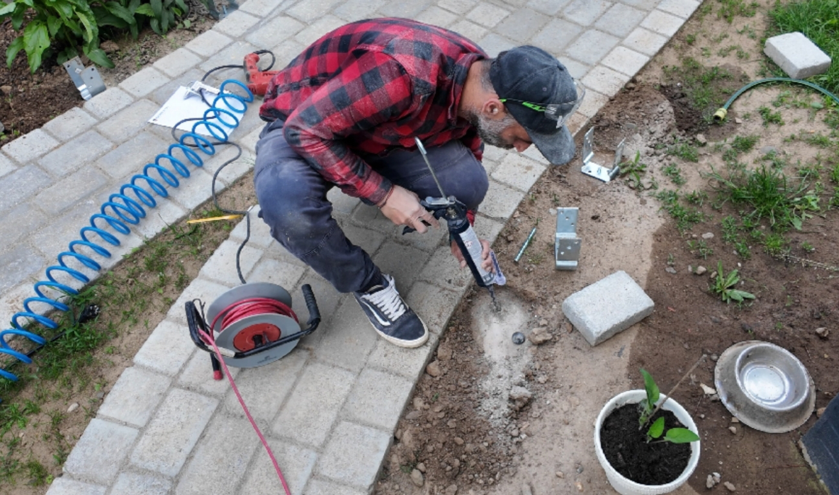 Do vyvŕtaných dier aplikujte chemickú kotvu a následne vložte závitovú tyč s priemerom 12 mm. Pred aplikáciou nezabudnite dieru dôkladne vyfúkať.