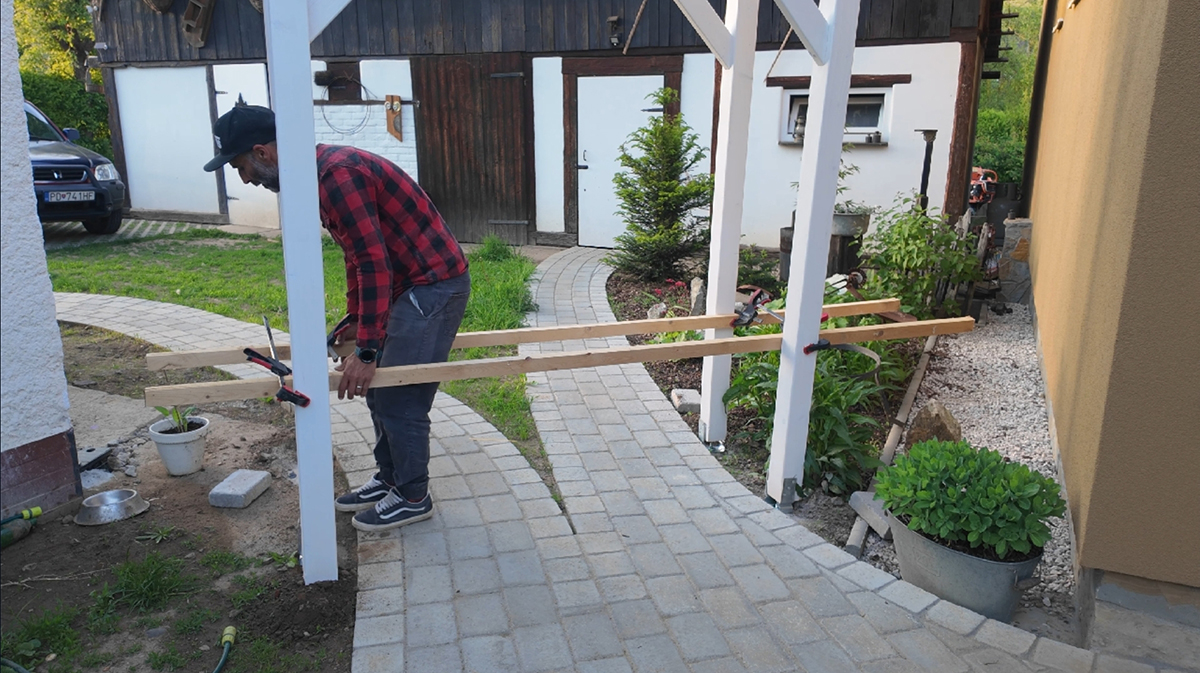 Na upevnené pätky osaďte pergolu.