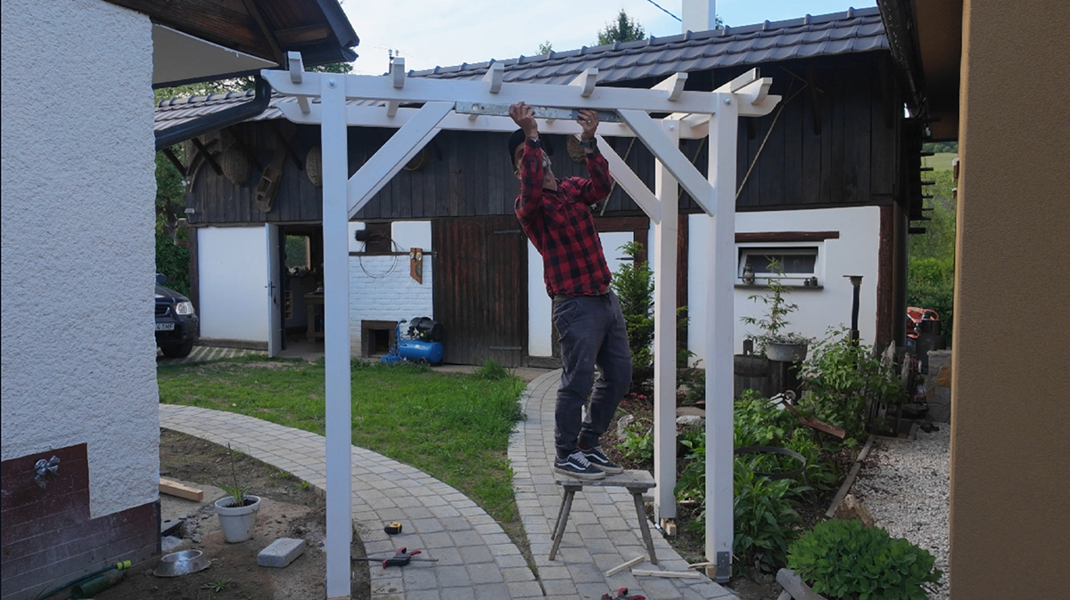 Pomocou vodováhy si pergolu vyrovnajte do roviny a v prípade potreby ju podložte priamo na pätkách.