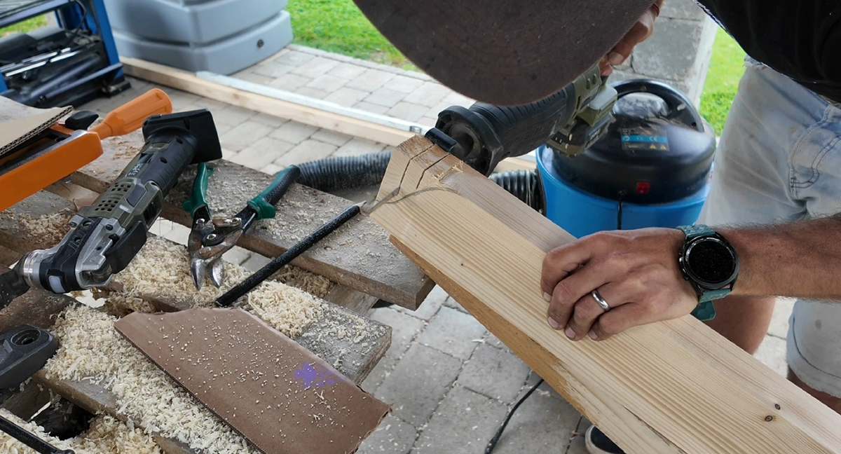 Kotúčovou alebo chvostovou pílou urobte dva zárezy v rôznych hĺbkach, aby ste odstránili čo najviac materiálu.