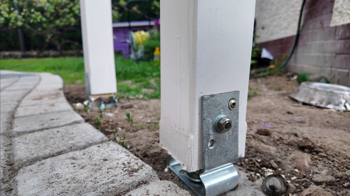 Drevoskrutky použite na prvotné zaistenie konštrukcie pre prípad, že by ste ešte potrebovali niektoré stojky pergoly posúvať. Po priskrutkovaní pergolu ešte dodatočne upevnite o pätky pomocou závitovej tyče s priemerom 12 mm a maticou M12.