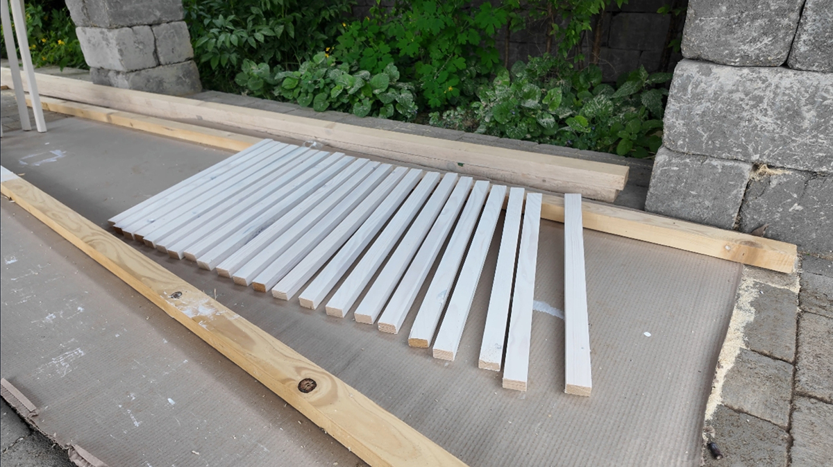 Posledné, čo potrebujete dokončiť, sú bočné výplne. Na ne budete potrebovať 20 dosiek s rozmerom 20 × 35 × 560 mm a dosky s rozmerom 20 × 35 × 1 800 mm. Pred montážou si všetky dosky natrite.