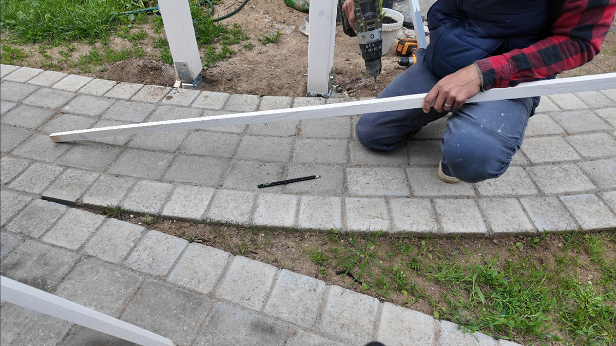 Do dlhých dosiek (20 × 35 × 1 800 mm) si predvŕtajte otvory zhruba každých 50 cm, a to vrtákom s priemerom 4 mm.