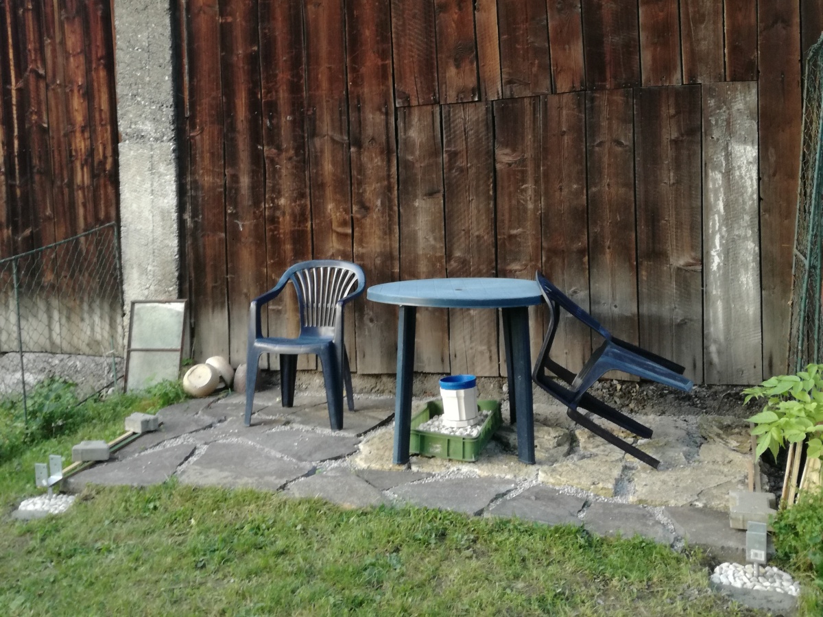 Stavba dreveného prístrešku pri dome
