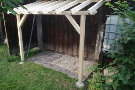 Stavba dreveného prístrešku pri dome
