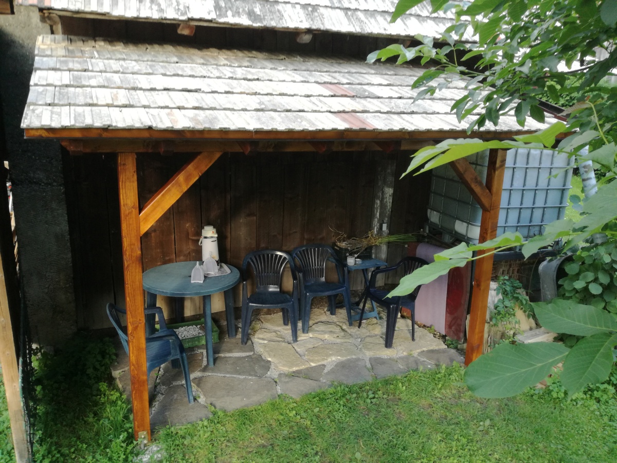 Stavba dreveného prístrešku pri dome