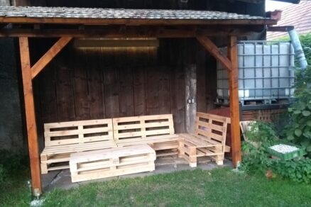 Stavba dreveného prístrešku pri dome