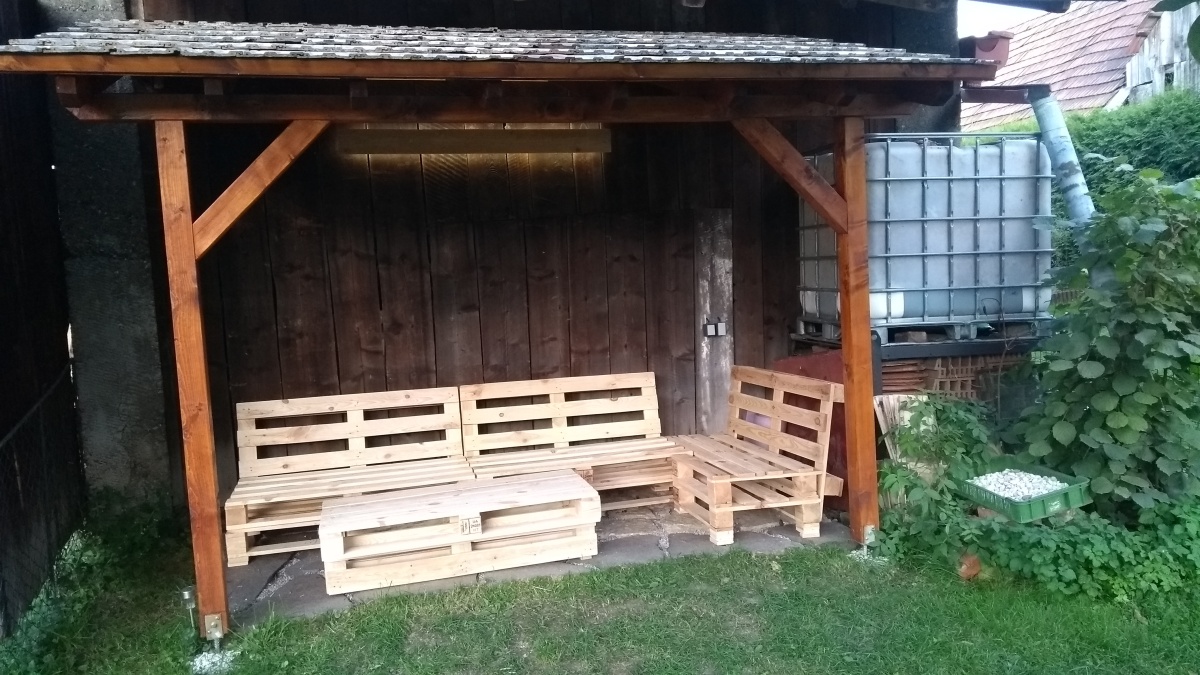Stavba dreveného prístrešku pri dome
