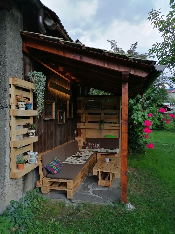 Stavba dreveného prístrešku pri dome