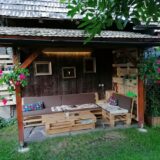 Ako som postavil záhradný prístrešok na posedenie za hospodárskou budovou pri rodinnom dome