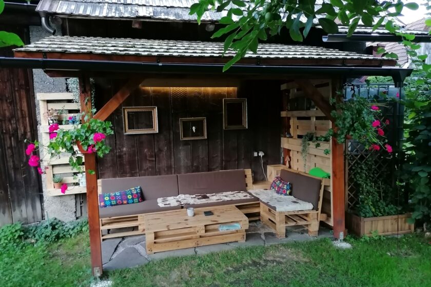 Stavba dreveného prístrešku pri dome