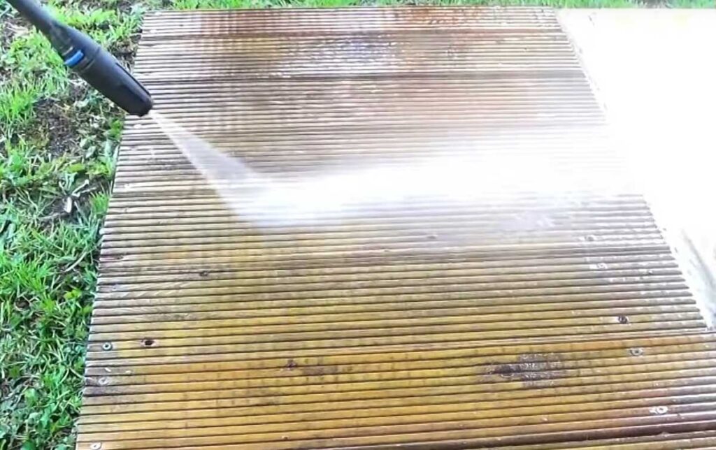 Príprava povrchu drevenej terasy na ošetrenie