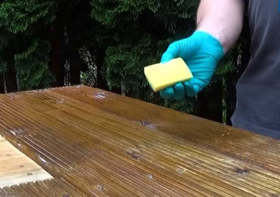 Zotretie nevsiaknutého oleja čistou hubkou 
