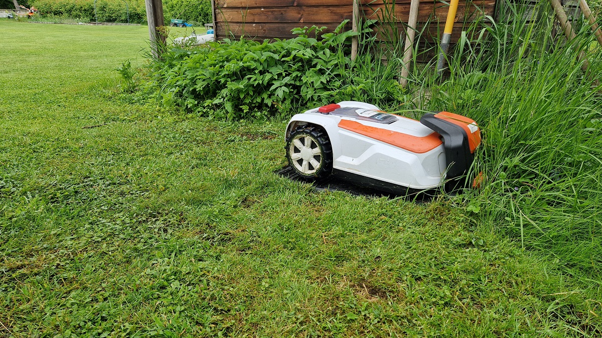 Robotická kosačka pri kosení