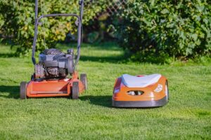 Robotická alebo benzínová? Zistite, ktorá kosačka sa pre váš trávnik hodí viac