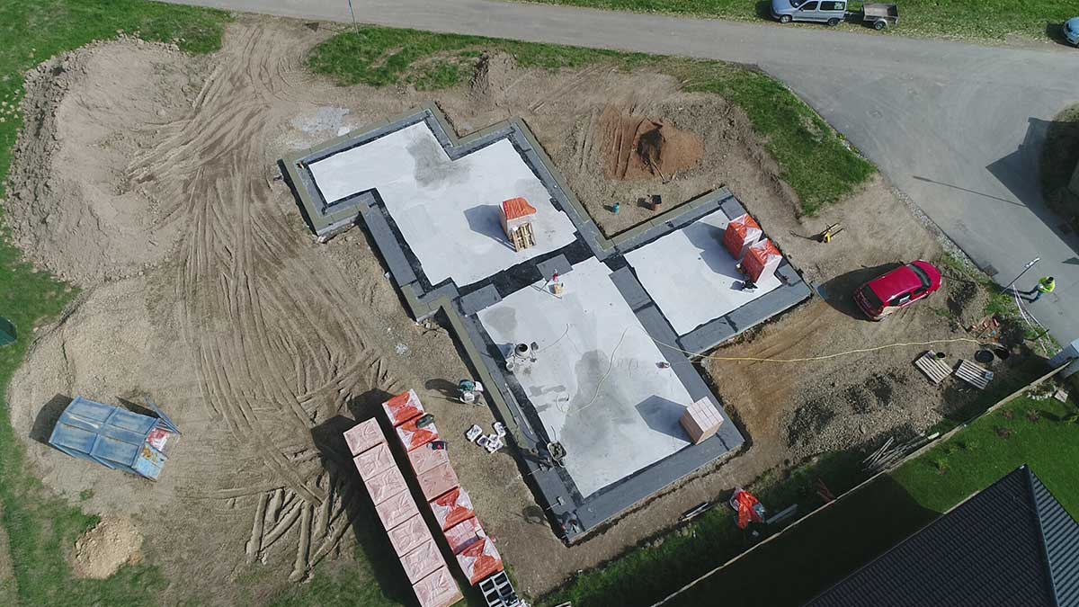 Zakladanie prvého radu tehál je kritickou fázou stavby.