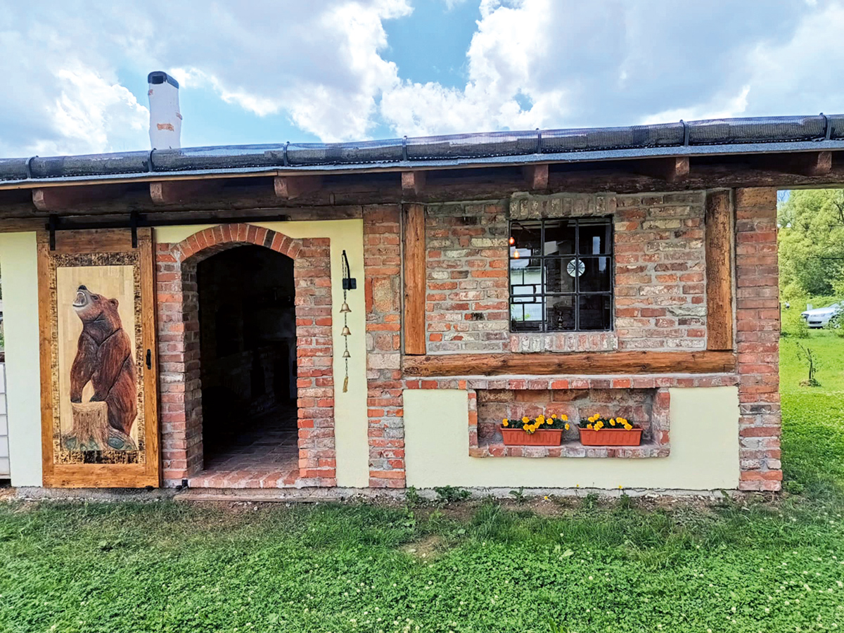 Svojpomocne postavený altánok so zelenou strechou