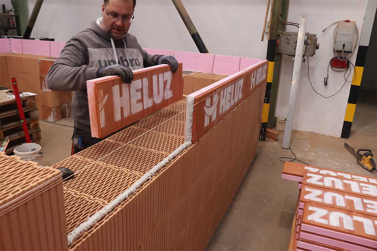 HELUZ RAPID sa vyznačuje nadštandardnou tepelnou izoláciou, výrazným zrýchlením a zjednodušením stavby.