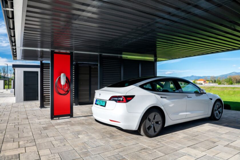 Moderná garáž pre elektromobil s wallboxom a fotovoltikou