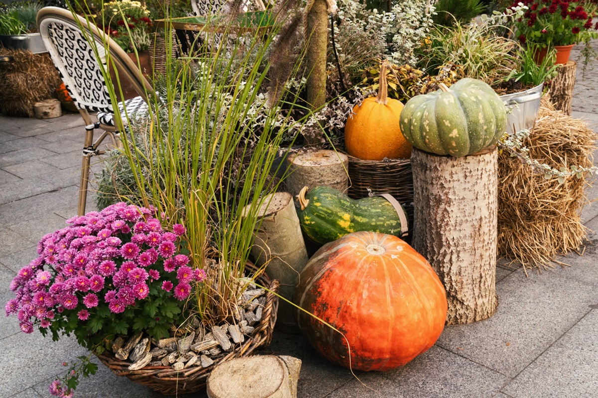 Осеннее украшение из декоративных тыкв.