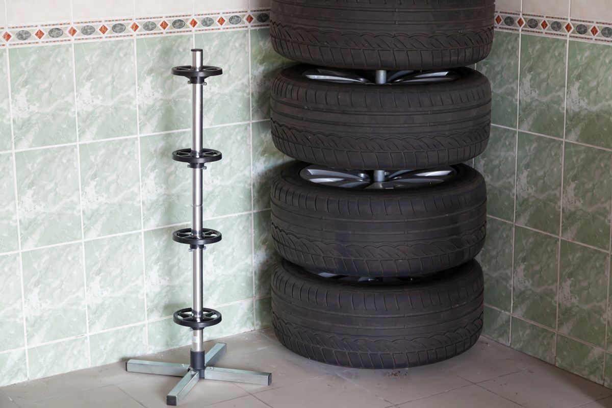 Praktický stojan na skladovanie pneumatík na diskoch
