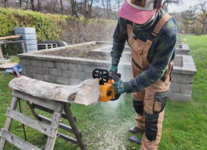 Je AKU reťazová píla iba slabší súrodenec benzínovej píly? Lukáš vám v teste ukáže, či sa vám jej kúpa oplatí