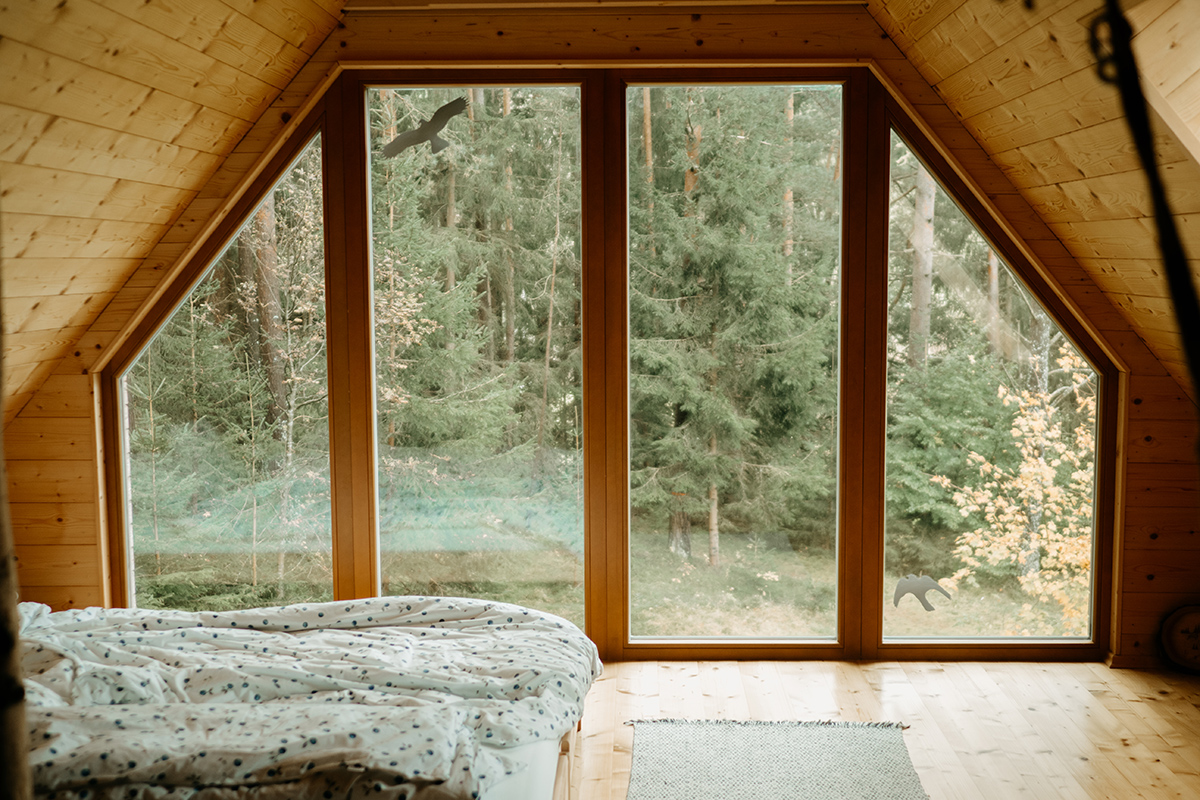 Zo spálne majú majitelia krásny výhľad do korún stromov a priamo z postele môžu sledovať jelene pasúce sa v lese.