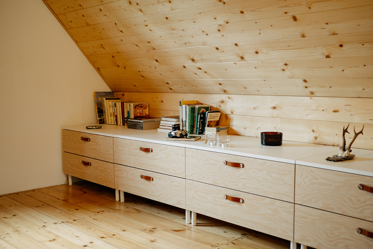 Už v predsieni cítiť vôňu dreva, ktorá sa nesie celým interiérom. Použité boli len prírodné materiály – sibírsky smrekovec, kamenná dlažba a jutový koberec.